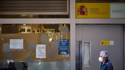 Un hombre pasa frente a una oficina de empleo en Pamplona