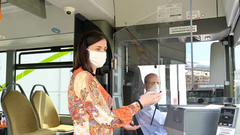 Gema Igual comprueba la instalaci&oacute;n de mamparas en el TUS