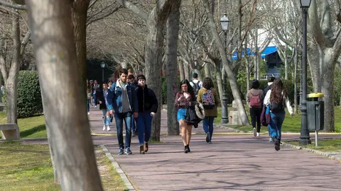 Alumnos pasean en el campus de la Universidad Aut&oacute;noma de Madrid.