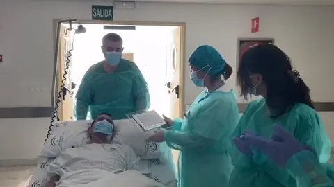 Un paciente de covid-19 sale de la UCI en el Hospital La Inmaculada (Almer&iacute;a) y entrega una placa a los sanitarios