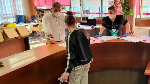 Reparto de m&aacute;scaras en la C&aacute;mara de Comercio