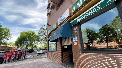 Sillas y mesas apiladas en la terraza cerrada del bar en el d&iacute;a 53 del estado de alarma -dentro de la fase 0 de la desescalada-, que podr&iacute;an volver a instalarse a partir del d&iacute;a 11 de mayo, siempre y cuando la localidad pase a la fase 1 de la desescalada