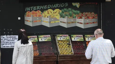 Clientes realizan la compra en una fruter&iacute;a de la capital, durante el tercer d&iacute;a de desconfinamiento para adultos por franjas horarias. En Madrid, (Espa&ntilde;a), a 5 de mayo de 2020.