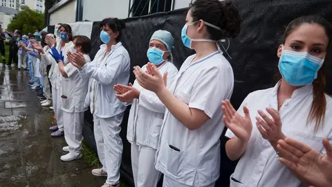 Varios sanitarios agradecen los aplausos de los ciudadanos en una imagen de archivo tomada en Pamplona