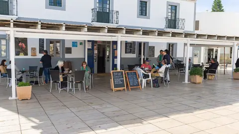 Clientes en la terraza del Bar del Centro. Formentera empieza este lunes, 4 de mayo, la fase 1 del plan de desescalada que ha elaborado el Gobierno de Espa&ntilde;a. Esta fase permitir&aacute; a los habitantes de esta isla celebrar reuniones de hasta un m&aacute;ximo de diez 