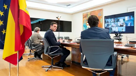 El director del Centro de Coordinaci&oacute;n de Alertas y Emergencias Sanitarias, Fernando Sim&oacute;n, el presidente del Gobierno, Pedro S&aacute;nchez, y el ministro de Sanidad, Salvador Illa.