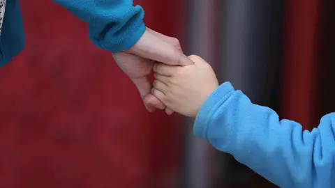 Un ni&ntilde;o camina de la mano durante el segundo d&iacute;a de desconfinamiento de ni&ntilde;os y preadolescentes durante el estado de alarma 