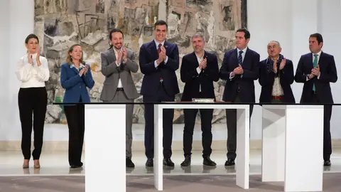 Gobierno y agentes soiales durante la firma el acuerdo de subida del Salario M&iacute;nimo Interprofesional (SMI), en La Moncloa /Madrid (Espa&ntilde;a), a 30 de enero de 2020.
