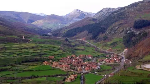 VISTA DEL PUEBLO DE CARMONA, EN EL MUNICIPIO DE CABUERNIGA.
NACHO ROMERO&copy; 31 DIC 02