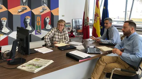 El vicepresidente de Cantabria, Pablo Zuloaga (centro), y miembros de su equipo durante la reuni&oacute;n telem&aacute;tica con la Asociaci&oacute;n de Hosteler&iacute;a