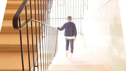 Un escolar en un centro educativo de Madrid.