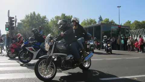 Motocicletas circulan por las calles de Valladolid.