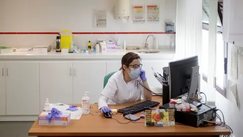 La doctora, Cinta Hern&aacute;ndez, informa por tel&eacute;fono de un positivo a un paciente que fue a realizarse un test, en un consultorio m&eacute;dico local ubicado en Torrej&oacute;n de Velasco. En Torrej&oacute;n de Velasco, Madrid, (Espa&ntilde;a), a 27 de abril de 2020.