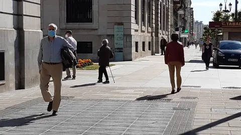 Personas paseando por Santander