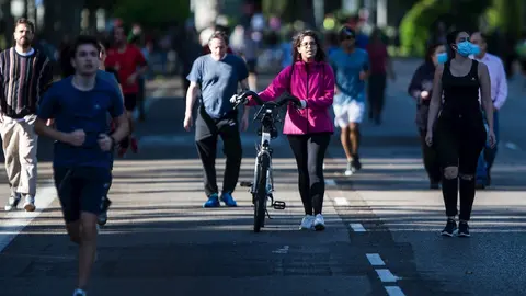 Personas paseando y haciendo deporte en Madrid, (Espa&ntilde;a), a 9 de mayo de 2020.