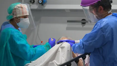 Profesionales sanitarios atienden a un paciente