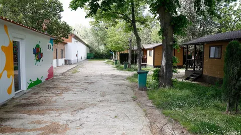Entrada al Mini Club y varios bungalows del Camping Internacional de Aranjuez
