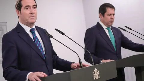 El presidente de la CEOE, Antonio Garamendi (izq) y el presidente de la Confederaci&oacute;n Espa&ntilde;ola de la Peque&ntilde;a y Mediana Empresa Cepyme, Gerardo Cuerva (dech)