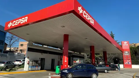 Gasolinera Cepsa desde el exterior, donde pueden verse algunos veh&iacute;culos repostando combustible, en Madrid a 9 de enero de 2020