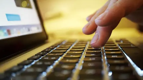 Imagen de recurso del uso de un ordenador port&aacute;til.