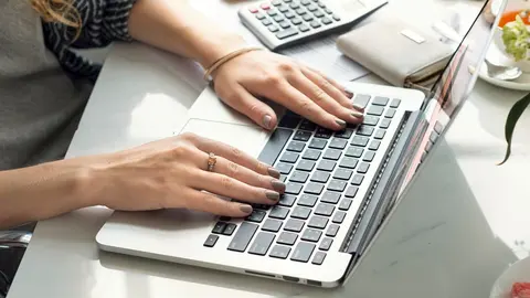 Imagen de una persona utilizando un ordenador.