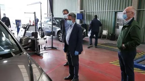 Revilla visita una estaci&oacute;n de ITV que reanuda su actividad