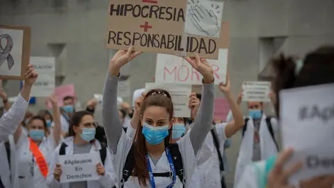Una sanitaria sostiene un cartel que pide "Menos hipocres&iacute;a y m&aacute;s responsabilidad" durante la concentraci&oacute;n de sanitarios en el D&iacute;a Internacional de la Enfermer&iacute;a a las puertas del Hospital Vall d'Hebron. En Barcelona (Espa&ntilde;a), a 12 de mayo de 2020.