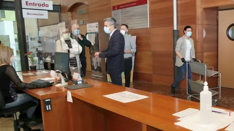 Pablo Zuloaga en su visita a la Biblioteca Central