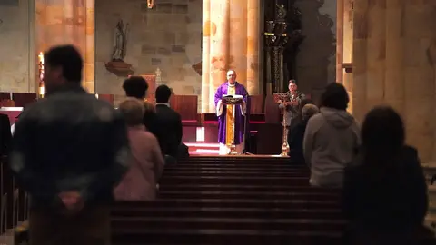 Celebraci&oacute;n de una misa funeral durante el desconfinamiento por el estado de alarma