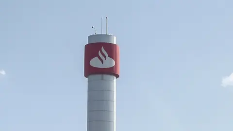 Imagen del logo del Banco Santander en la Ciudad Grupo Santander (Comunidad de Madrid).