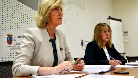 La consejera de Educaci&oacute;n, Marina Lomb&oacute;, en la reuni&oacute;n con directores