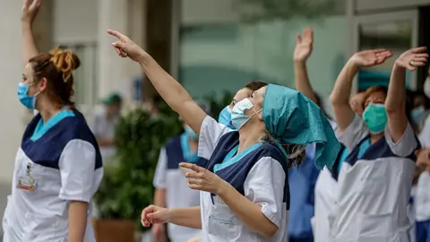 Sanitarios aplauden en la Fundaci&oacute;n Jim&eacute;nez D&iacute;az de Madrid el 7 de abril de 2020.