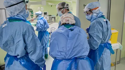 Enfermeros en su jornada laboral en el D&iacute;a Internacional de la Enfermer&iacute;a en uno de los centros de Barcelona HM Hospitales en el que trabajan durante la crisis sanitaria del Covid-19, en Barcelona/Catalunya (Espa&ntilde;a) a 12 de mayo de 2020.
