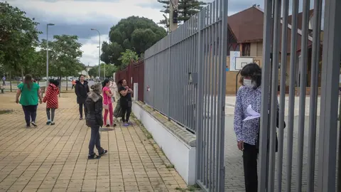 Personas en la puerta de la Fundaci&oacute;n Don Bosco, para recibir alimentos del Proyecto Fraternitas, que atiende a familias vulnerables de dos de los barrios m&aacute;s pobres de Espa&ntilde;a en Sevilla