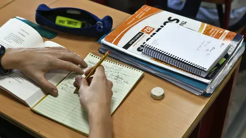 Un alumno de Bachillerato de Madrid realiza un ejercicio de ingl&eacute;s.