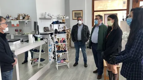 La directora de Comercio de Cantabria, Odette Alvarez, visita una tienda en Noja