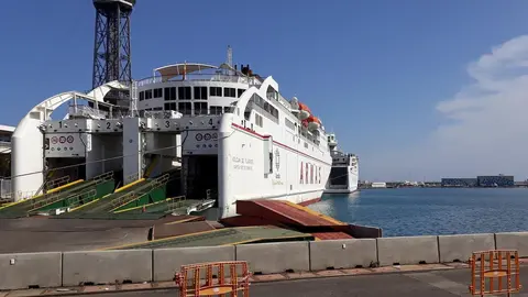 Barco de Balearia en la terminal de Cruceros del Puerto de Barcelona