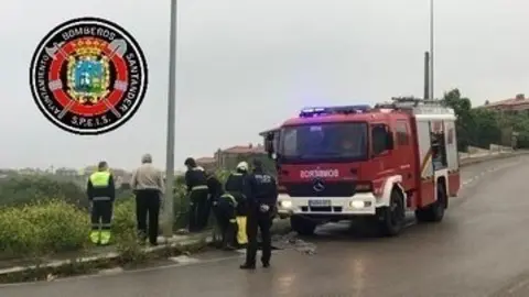 Bomberos rescatan a una persona que cay&oacute; por un terrapl&eacute;n en Liencres