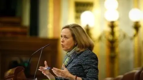 La vicepresidenta de Asuntos Econ&oacute;micos, Nadia Calvi&ntilde;o, en el Pleno del Congreso