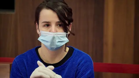 Una periodista protegida con mascarilla en la rueda de prensa posterior al segundo pleno de control celebrado en el Parlamento de Navarra. En Pamplona, (Navarra), a 13 de mayo de 2020.