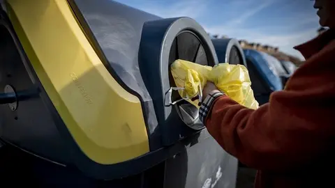 Contenedor amarillo de pl&aacute;stico, latas y bricks. Archivo