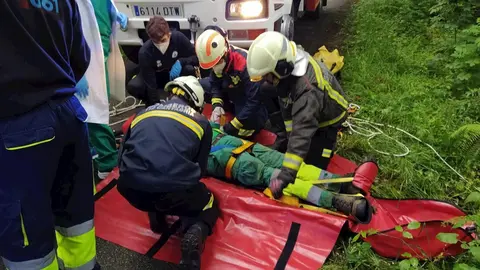 Rescate del operario ca&iacute;do en Ruesga