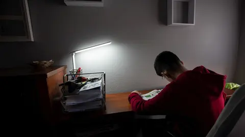 Un estudiante realiza sus deberes en su habitaci&oacute;n durante el confinamiento por el estado de alarma.