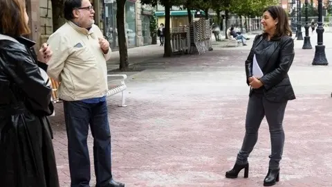 La presidenta del PP de Cantabria, Mar&iacute;a Jos&eacute; S&aacute;enz de Buruaga, y el presidente de la Asociaci&oacute;n de Peque&ntilde;os y Medianos Empresarios, Comerciantes y Aut&oacute;nomos de Cantabria (APEMECAC), Miguel Rinc&oacute;n