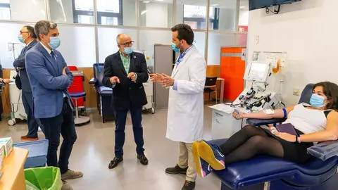 Pablo Zuloaga y Miguel Rodr&iacute;guez en su visita al Banco de Sangre y Tejidos