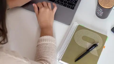 Una estudiante universitaria utiliza un ordenador.