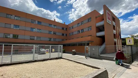 Fachada de la Residencia Usera Domusvi, denunciada por el sindicato Progresa ante Inspecci&oacute;n de Trabajo por la situaci&oacute;n en la que viven los trabajadores y usuarios del centro de mayores, uno de los 14 geri&aacute;tricos intervenidos por la Comunidad de Madrid, 