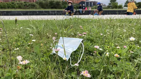Mascarilla en un parque