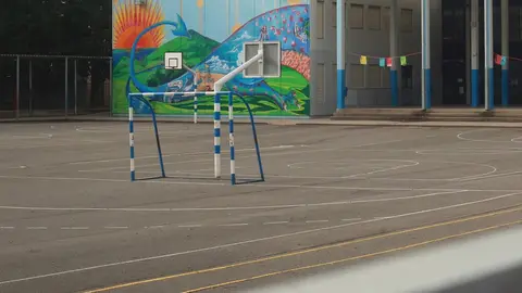 Patio  cerrado de un colegio. Archivo