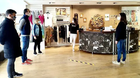 Visita del alcalde de Torrelavega y los concejales a un comercio de la ciudad. Archivo.